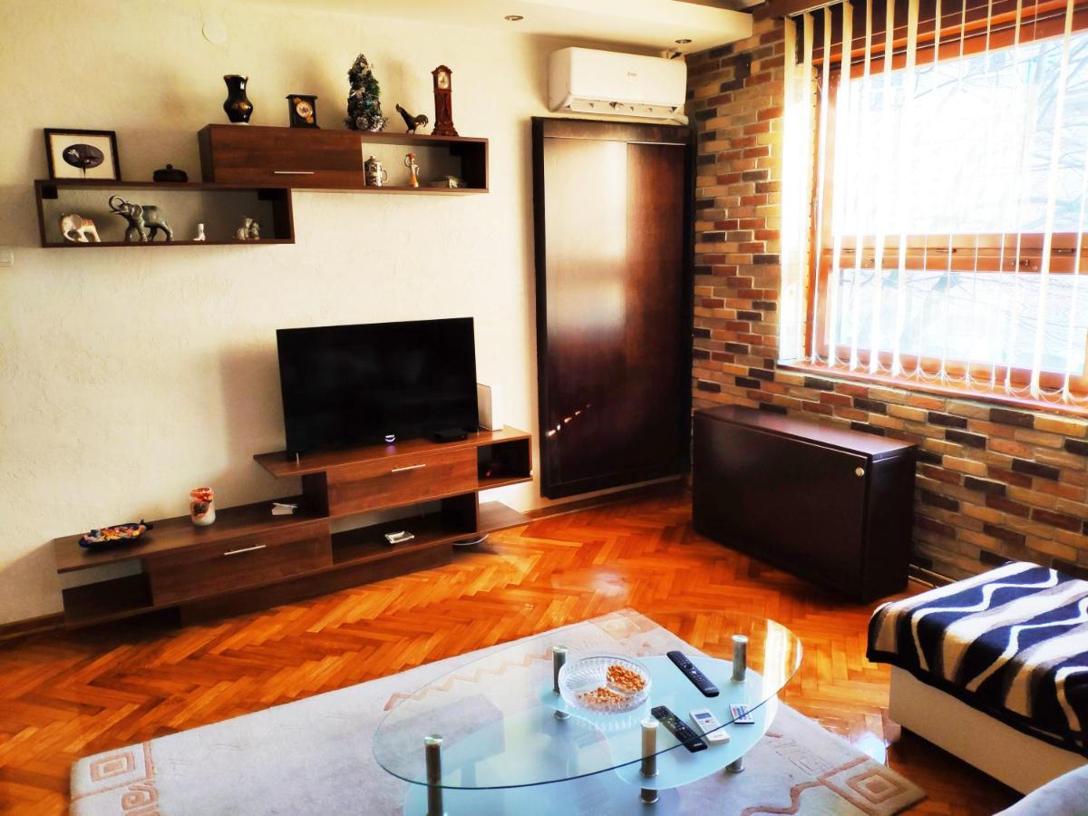 V2 With Love - Vintage Modern And Spacious Белград Екстериор снимка